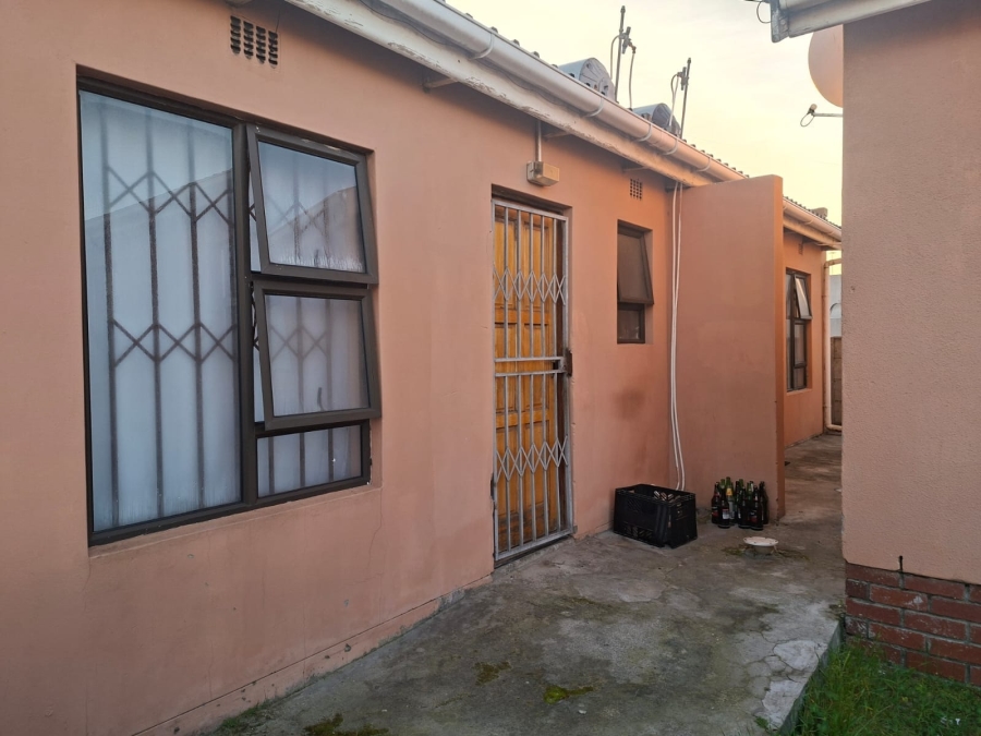 4 Bedroom Property for Sale in Ilitha Park Western Cape
